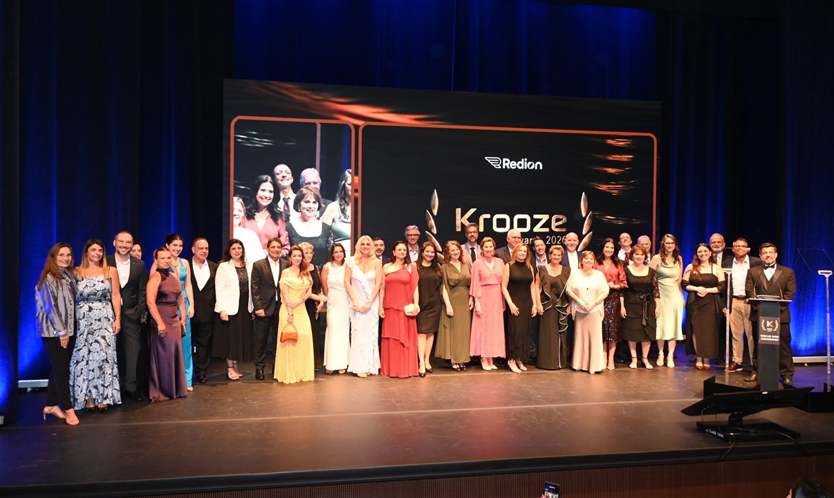 No palco, alguns dos jurados que elegeram os vencedores do prêmio