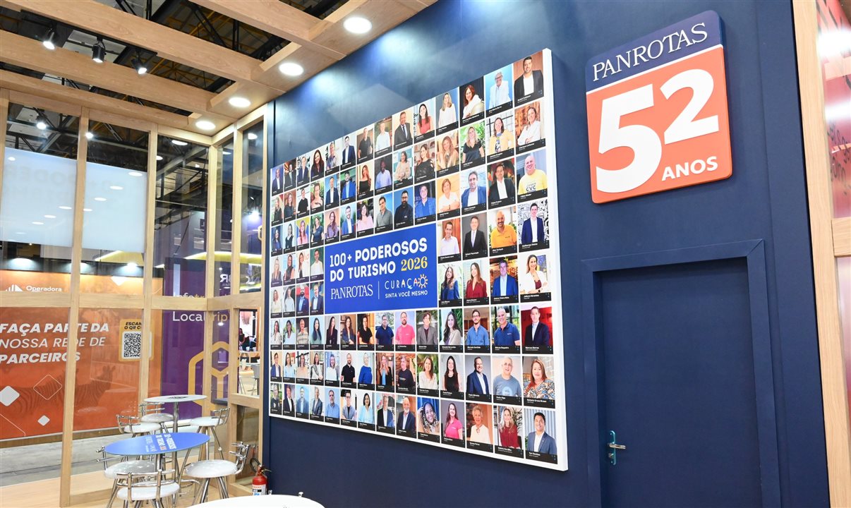 Montagem do estande PANROTAS a todo vapor com parede dos 100+ Poderosos do Turismo PANROTAS Curaçao 2026