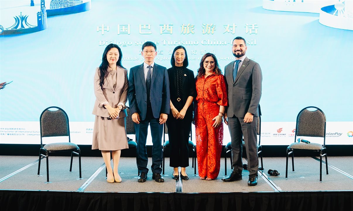 Ana Carolina Medeiros, da Abav Nacional, com delegação chinesa
