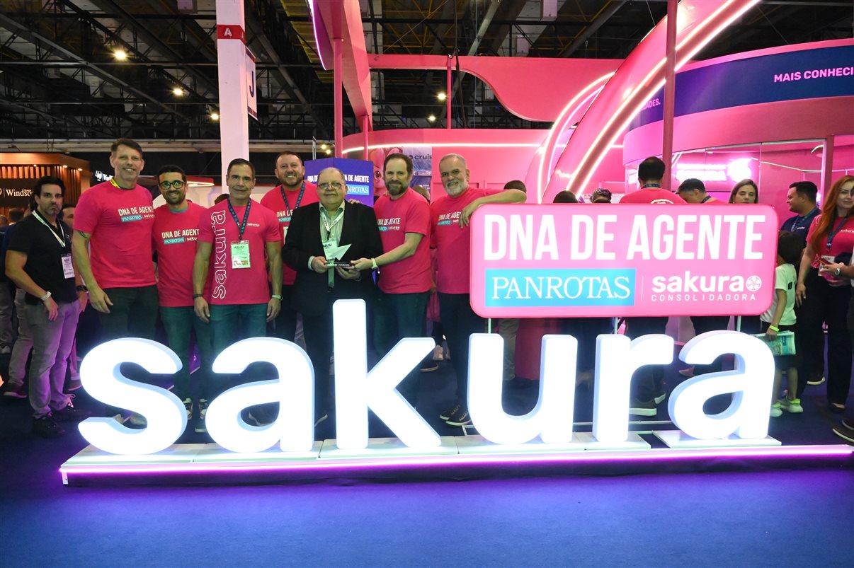 Oziel Lima, da Congonhas Travel, recebe a homenages da equipe PANROTAS e Sakura