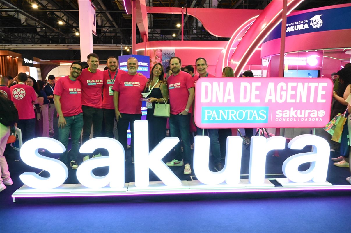 Carol Capra, da Carol Capra Viagens, recebe o troféu da equipe Sakura e PANROTAS