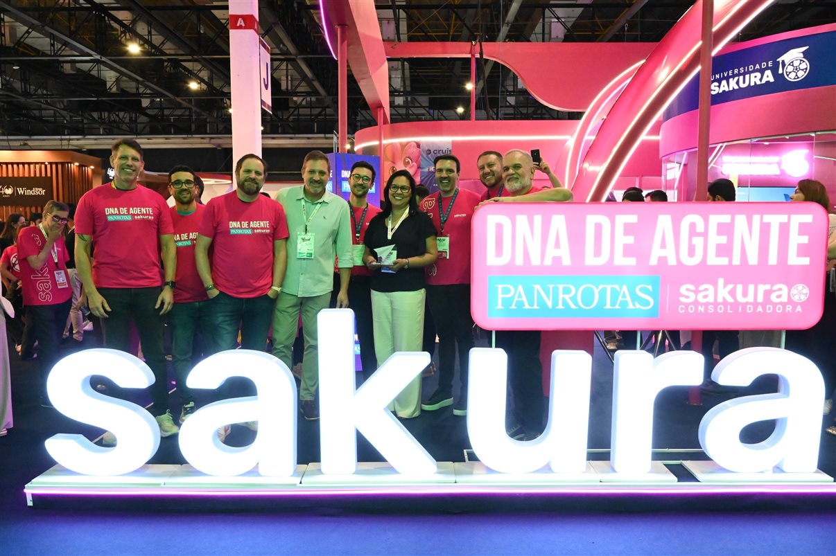 Paulo Pereira e Adriana, da Personal Travel, recebem o troféu da equipe PANROTAS e Sakura