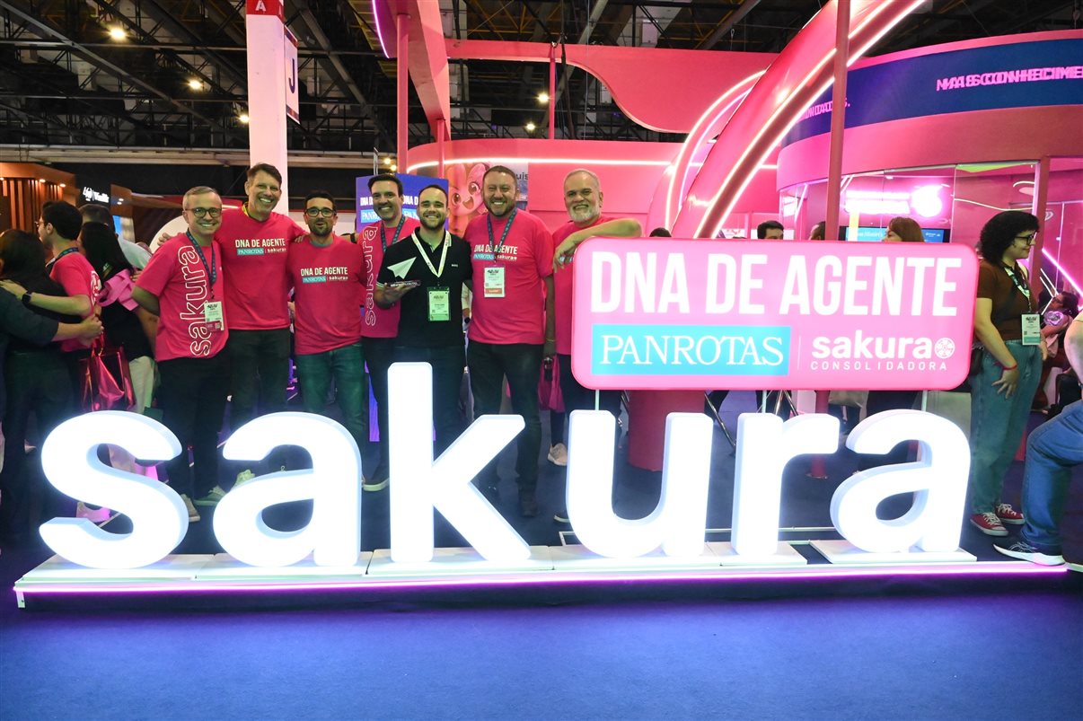 Victor Olimpio, da SVO Viagens, recebe o troféu da equipe Sakura e PANROTAS