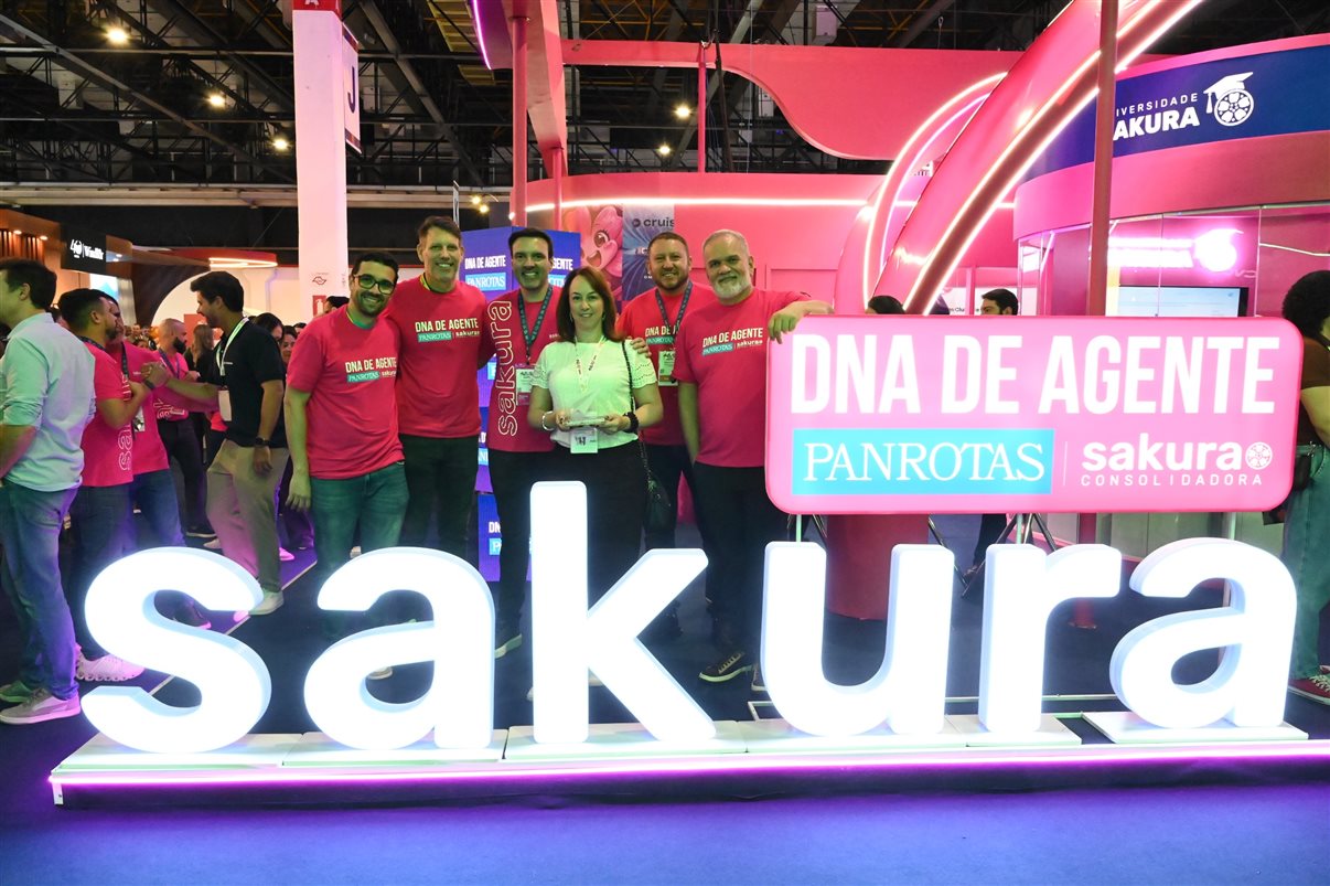 Kellen Masuchette, da L'Unik Travel, recebe o troféu de Renato Sousa, Ricardo Sidaras, Fernando Lermi, Wagner Chaves e Artur Luiz Andrade