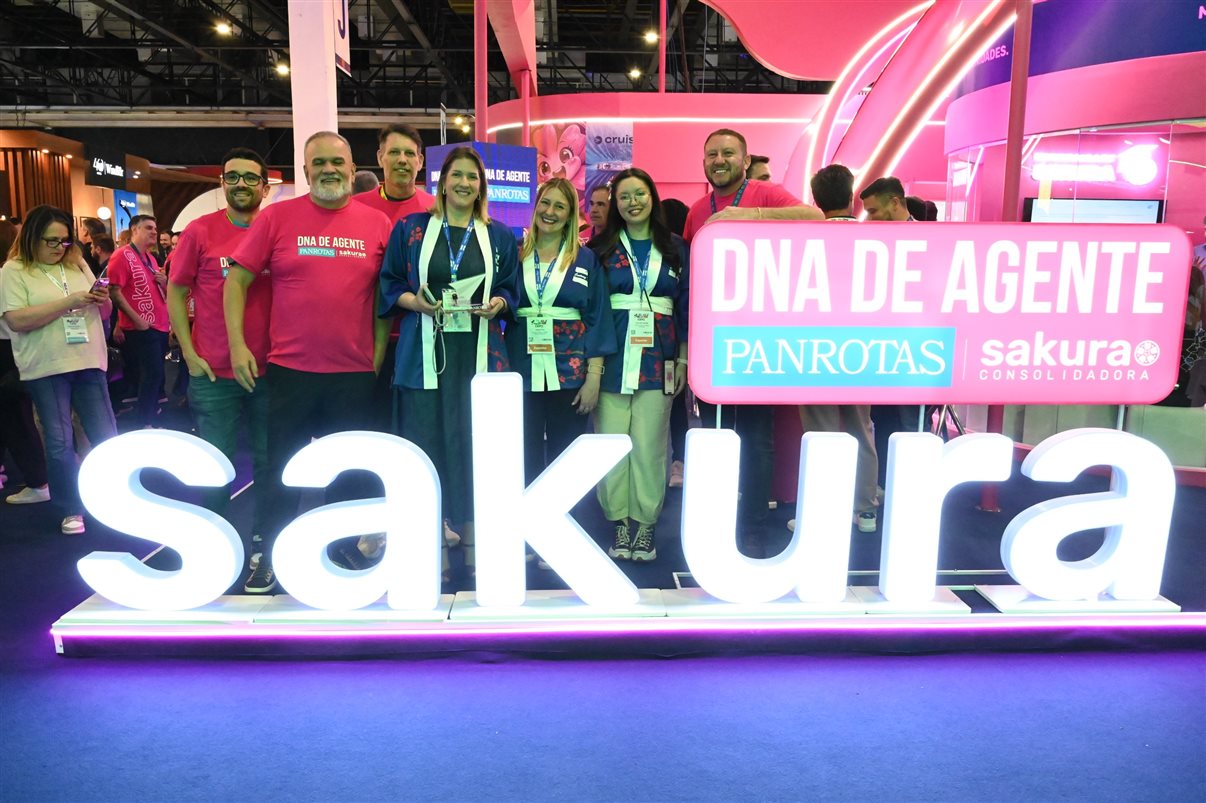 Thais Ieka, Monica Ieka e Ana Watanabe, da Century Travel, recebem o troféu de Renato Sousa, Artur Luiz Andrade e Ricardo Sidaras, da PANROTAS, e Wagner Chaves, da Sakura