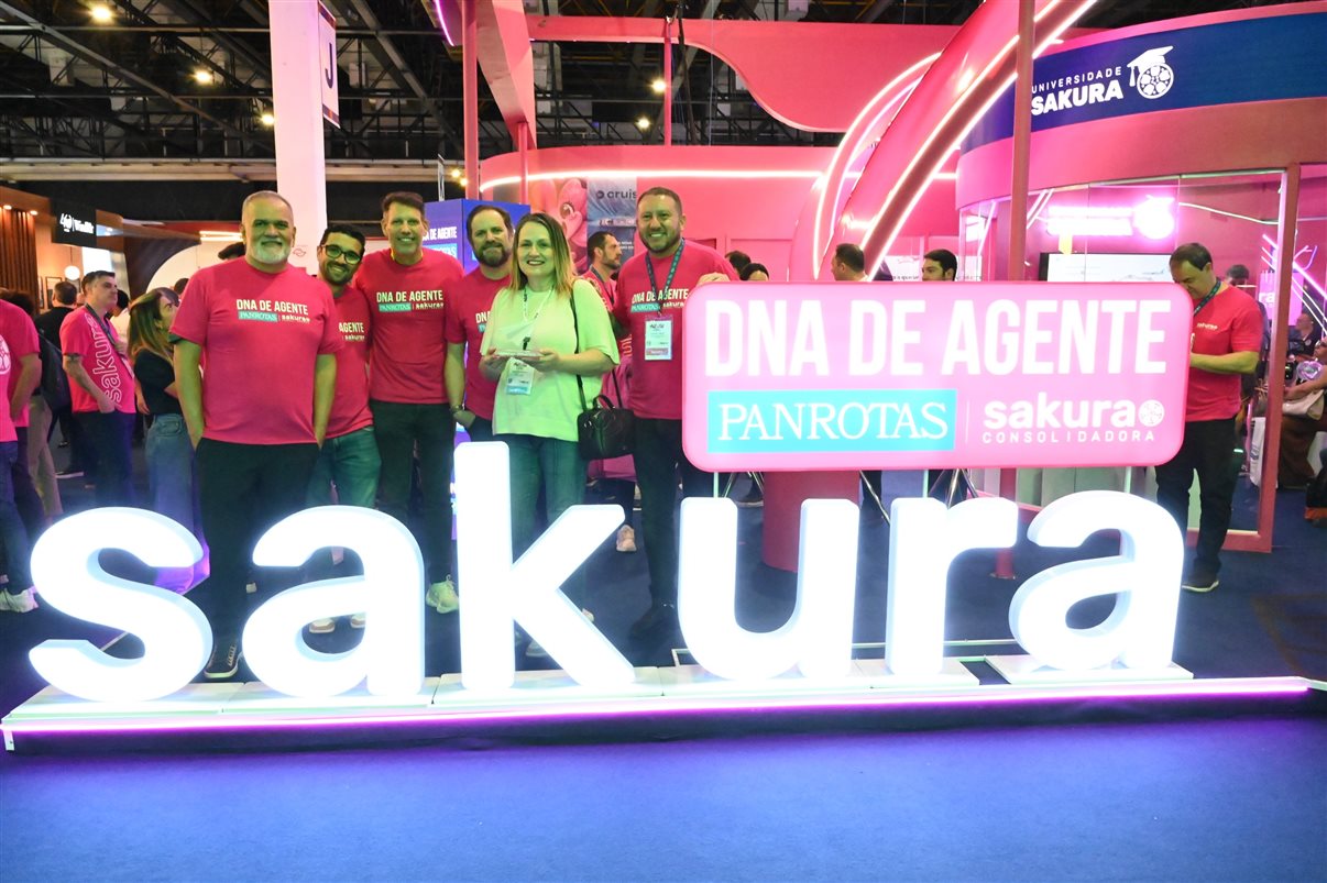 Barbara Bardelli, da Bardelli Viagens, recebe o troféu de Artur Luiz Andrade, Renato Sousa e Ricardo Sidaras, da PANROTAS, Luti Guimarães e Wagner Chaves, da Sakura
