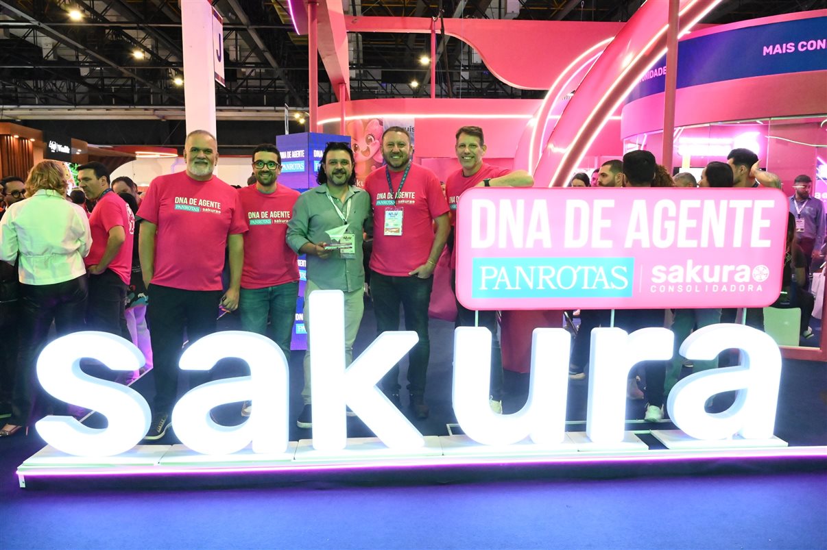 Bruno Prestes, da Mogi Travel Turismo, recebe o troféu das mãos de Artur Luiz Andrade e Renato Sousa, da PANROTAS, Wagner Chaves, da Sakura, e Ricardo Sidaras, da PANROTAS