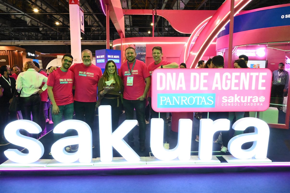 Rita Menezes, da Rita Menezes Viagens e Turismo, recebe o troféu da Sakura e PANROTAS