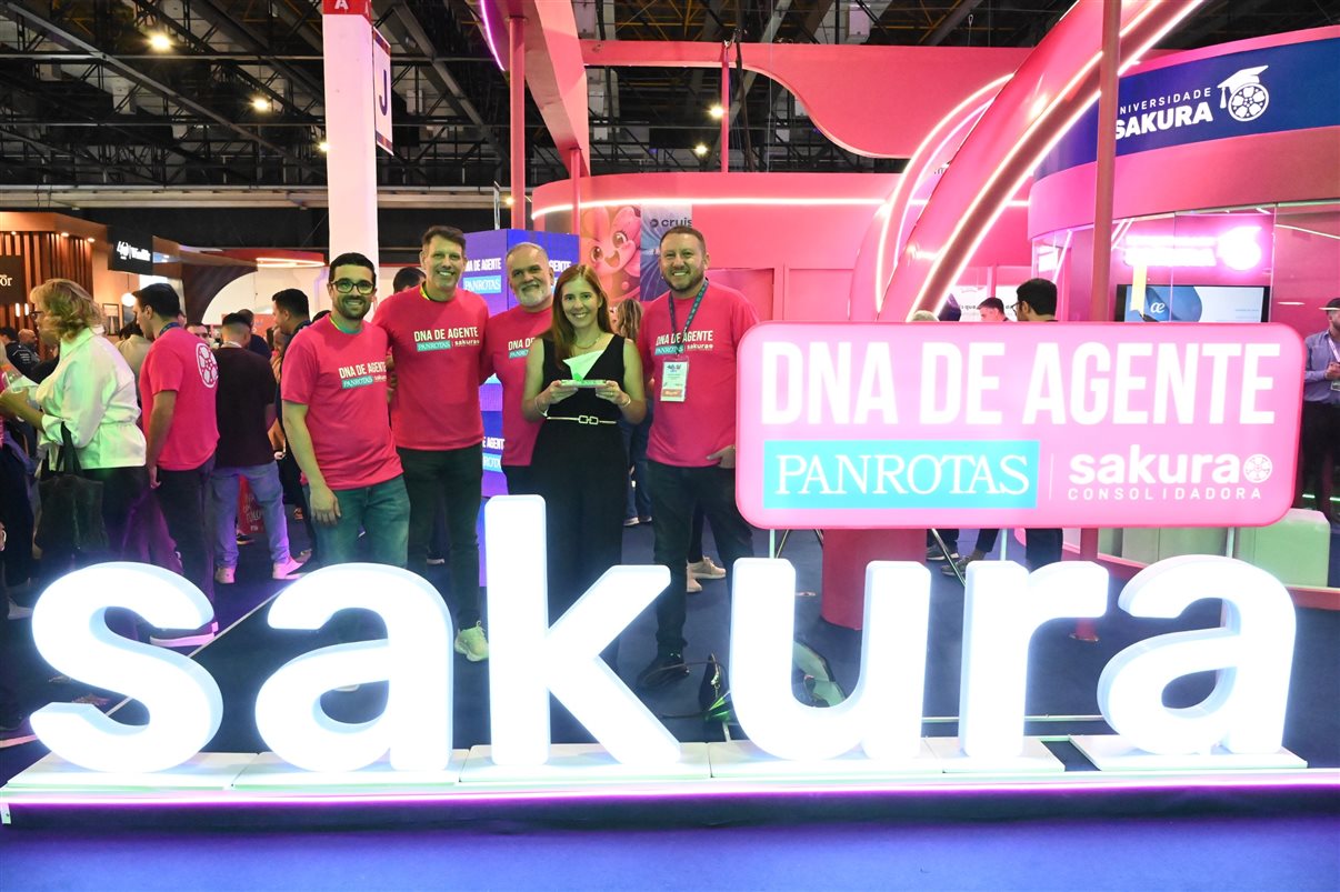 Karina de Lima, da Kia Travel, posa com o troféu DNA de Agente