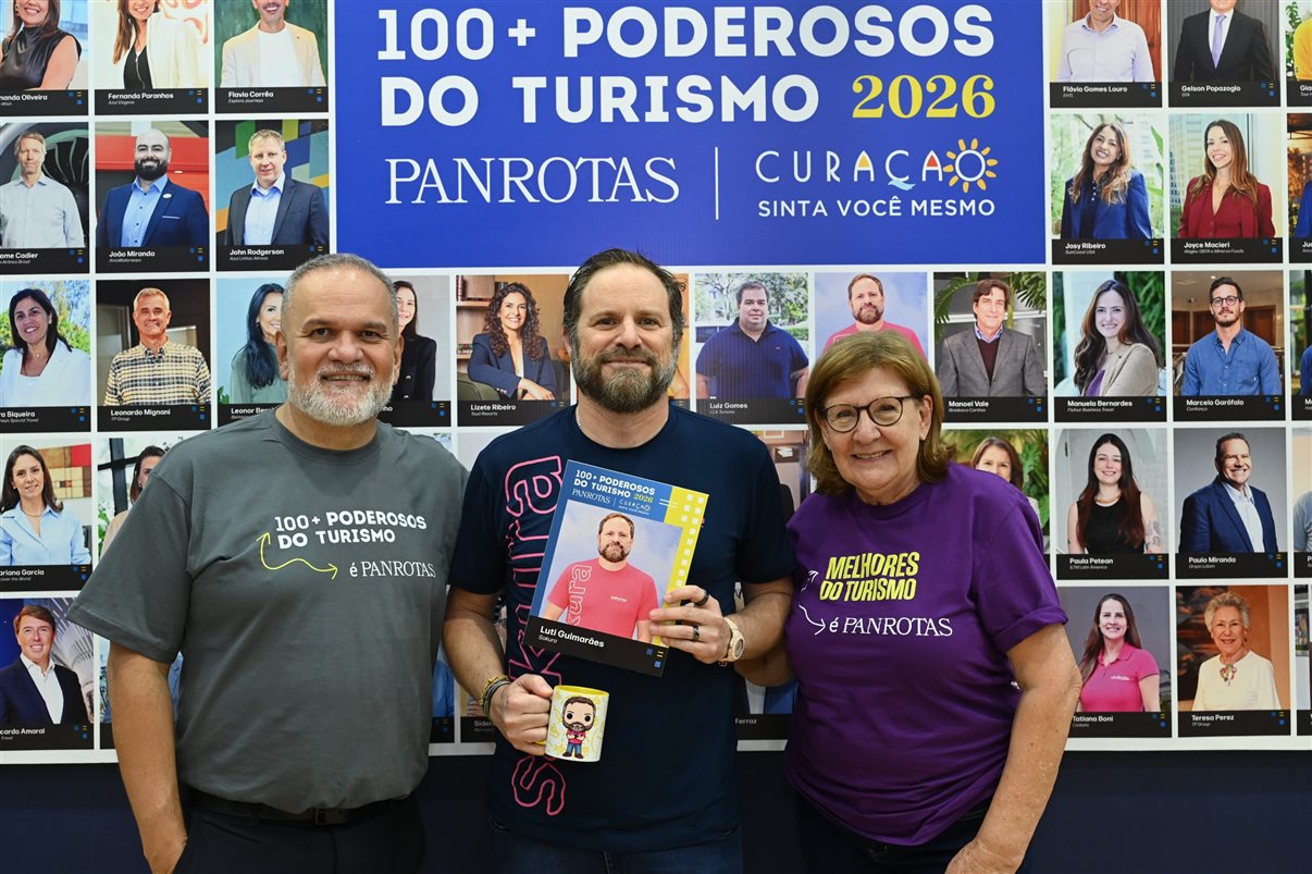 Luti Guimarães, da Sakura, 100+ Poderosos do Turismo PANROTAS Curaçao agora na nova empresa, comemora entre Artur Luiz Andrade e Heloisa Prass, da PANROTAS