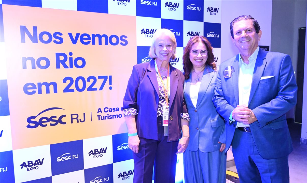 Ana Carolina Medeiros, da Abav, entre Adriana Homem de Carvalho e Otavio Leite, da Fecomércio RJ