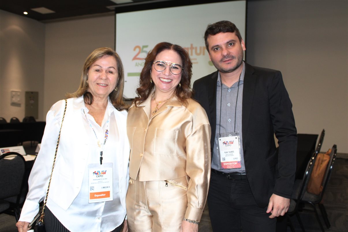 Margarete Alves, da Setur-PE, Ana Carolina Medeiros, da Abav, e Ruan Tavares, secretário adjunto de Turismo do Maranhão