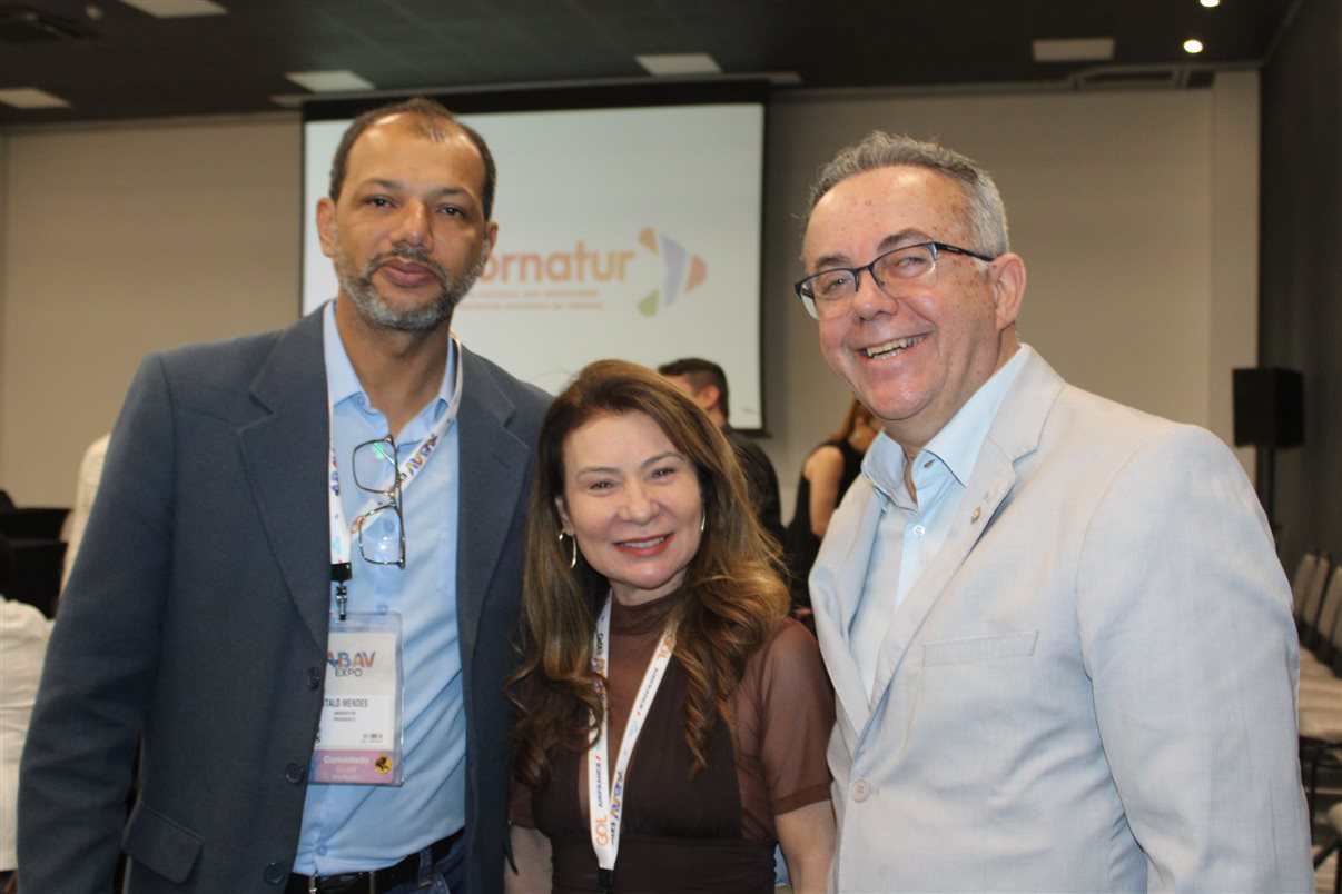 Ítalo Mendes, da Anseditur, com Sandra Negrini e Luciano Bartolomeu, da Setur-PR