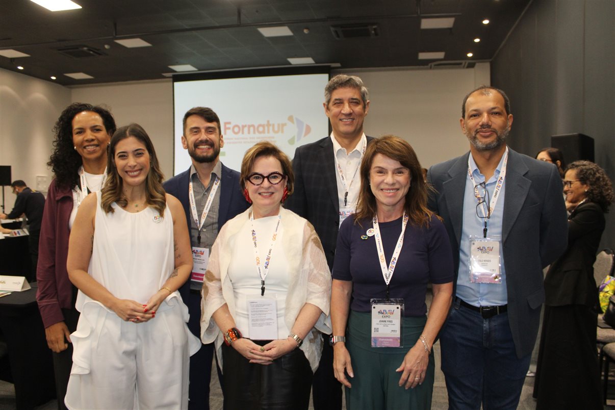 Jurema Monteiro, da Câmara Brasileira da Economia Digital, Marina Marinho, presidente do Fornatur, Simone Warmbrand, diretora-geral e country manager da Iata no Brasil, Marcelo Pedroso, da Iata, Jeanine Pires, da Pires Inteligência em Turismo, e Ítalo Mendes, presidente da Anseditur