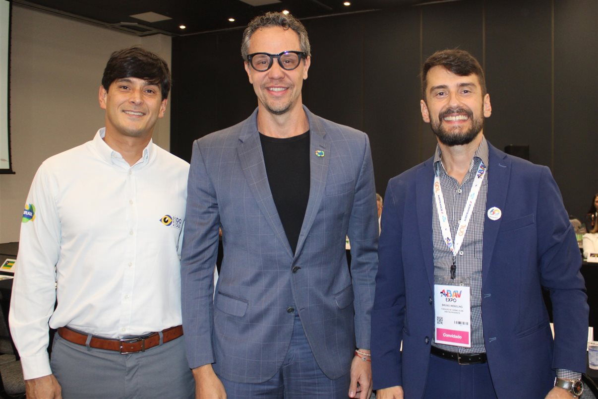 Bruno Reis, presidente da Embratur, entre Breno Amorim e Bruno Wendling, da Fundtur-MS
