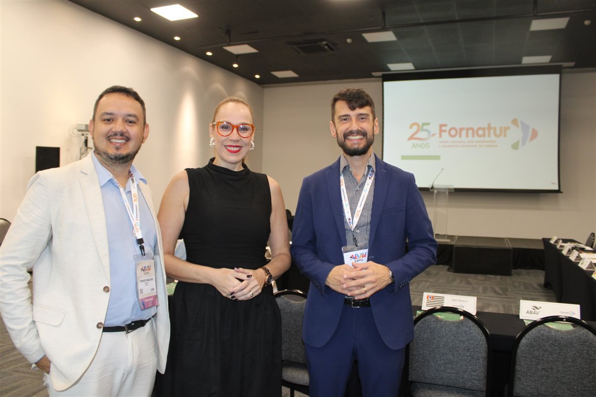 Fernando Magalhães e Carol Macedo, do Fornatur, com Bruno Wendling, da Fundtur-MS