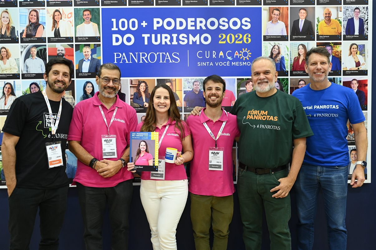 Alexandre Oliveira, Tatiana Boni e Leonardo Moura, da Civitatis, entre Flavio Sica, Artur Luiz Andrade e Ricardo Sidaras, da PANROTAS. Tati está entre os 100+Poderosos do Turismo PANROTAS 2026