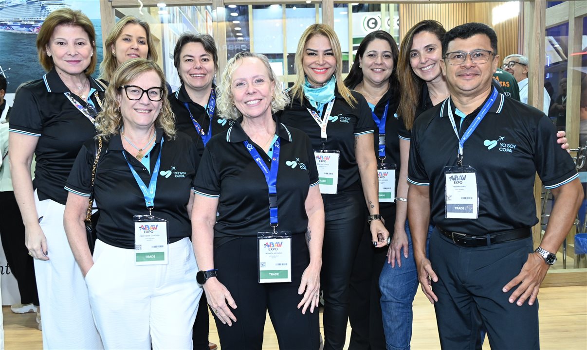 Monica Afonso, Country Manager da Copa Airlines no Brasil, com sua equipe presente na Abav Expo 2026