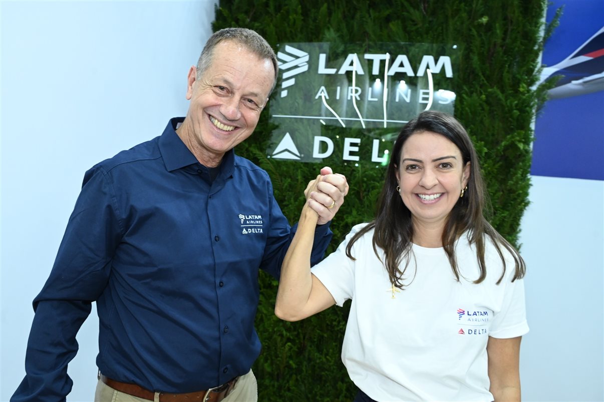 Ricardo Oliveira, gerente regional de Vendas da Delta no Brasil, e Aline Mafra, diretora comercial da Latam no Brasil, celebraram os quatro anos da joint-venture na Abav Expo 2026