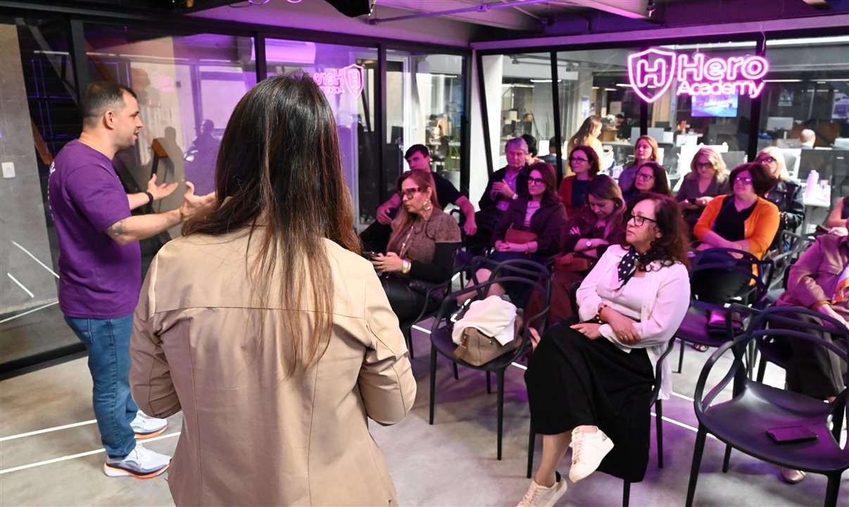 Equipe apresentou os predicados da Hero Academy para os agentes