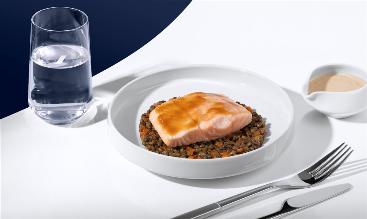 Salmão glaceado com lentilhas verdes