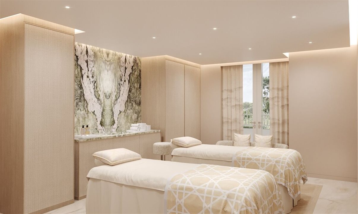 Projetada exclusivamente para o Dior Spa Copacabana Palace, a experiência exclusiva Healing Heart Ceremony é um ritual holístico imersivo inspirado na energia do oceano, que convida os hóspedes a se regenerarem profundamente e a se reconectarem