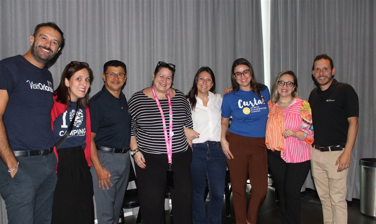 Neto Fernandes, do Visit Orlando, Danielle Morales, da Cruise America, Luiz Fabiano, da Copa Airlines, Rafaela Gross Brown, do Visit Florida, Dinah Policarpo, do Experience Kissimmee, Ingrid Facchinette, do Visit St. Pete-Clearwater, Caroline Bergoce, de The Palm Baches, e Caue Borini, do Visit Lauderdale
