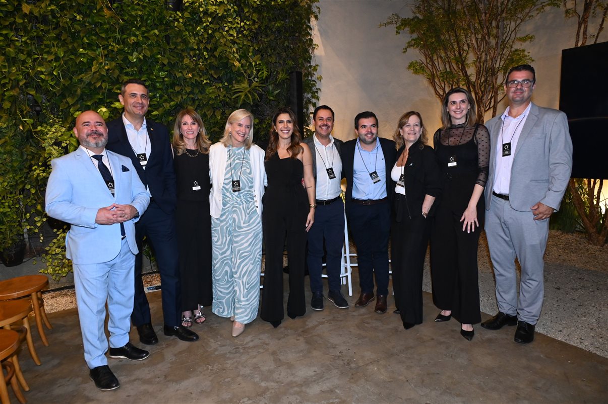 Murilo Cassino, da ITA, Carlos Antunes, da Tap, Cristina Rached, da Swiss, Annette Taeuber, da Lufthansa, Sheila Magalhães, apresentadora, Douglas Araújo, da Turkish, Gabriel Gomes, da SAA, Cristiane Cortizo, da Copa Airlines, Mariana Trevizan, da United, e Cesar Floreste, da All Nippon Airways