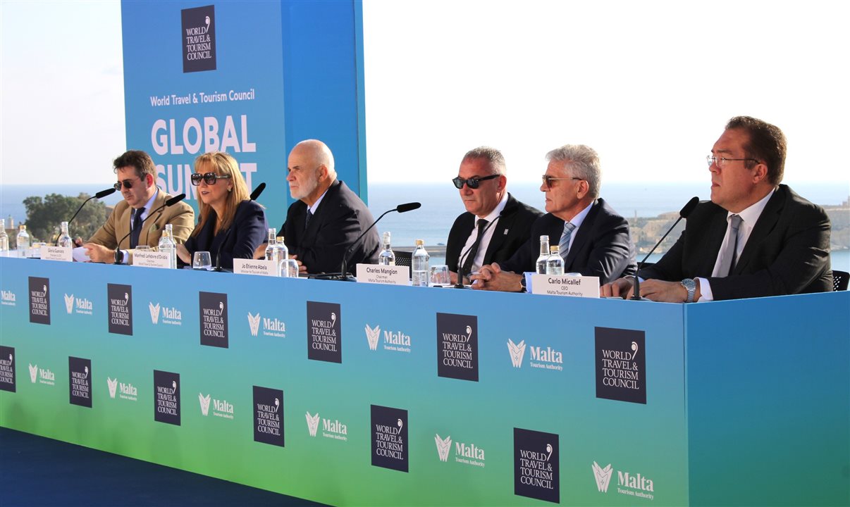Manfredi Lefebvre e Gloria Guevara, do WTTC, com Jo Etienne Abela, ministro do Turismo de Malta, Charles Mangion e Carlo Micallef, da Malta Tourism Authority