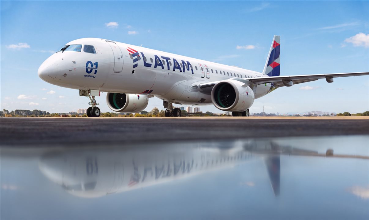 A entrega da primeira aeronave da frota ocorre nesta manhã, no hangar F-300, acompanhada por grandes executivos de Latam e Embraer