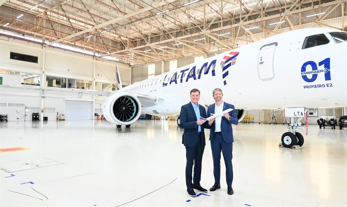 Francisco Gomes Neto, CEO da Embraer, e Jerome Cadier, CEO da Latam Brasil