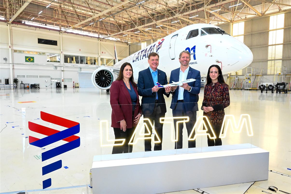 Priscilla Doro, vice-presidente de Vendas e Marketing da Embraer Aviação Comercial, Jerome Cadier, CEO da Latam Brasil, Francisco Gomes Neto, CEO da Embraer, e Maria Elisa Curcio, diretora de Assuntos Corporativos, Regulatórios e Sustentabilidade da Latam Brasil