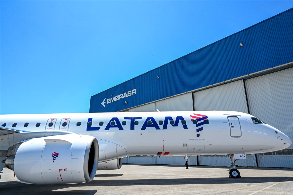 Embraer E195-E2 da Latam Brasil no hangar da Embraer em São José dos Campos (SP)