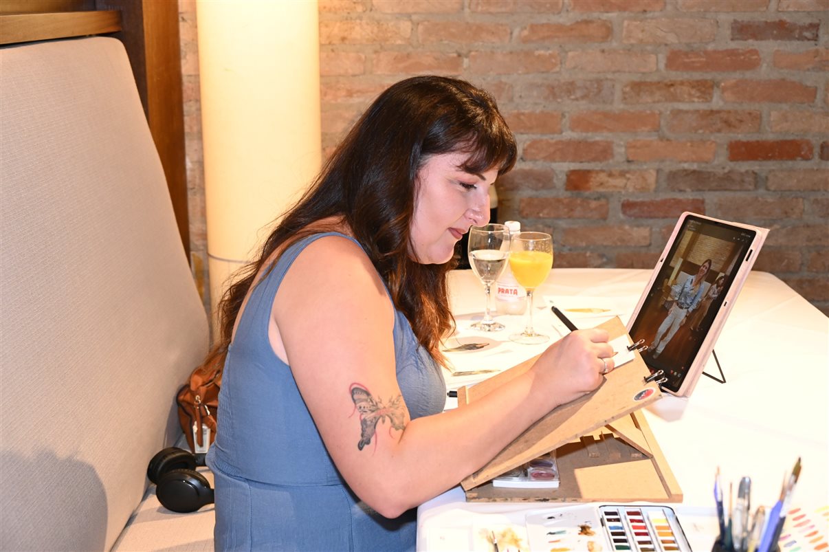 A artista Mariana Ayres pintou quadros com a foto dos participantes do evento