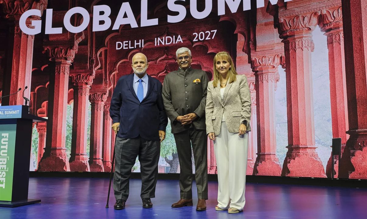Manfredi Lefebvre e Gloria Guevara, do WTTC, com Gajendra Singh Shekhawat, ministro do Turismo e da Cultura da Índia