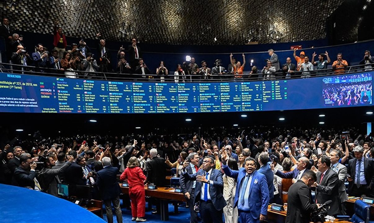 Fim da escala 6x1 é aprovada no Senado