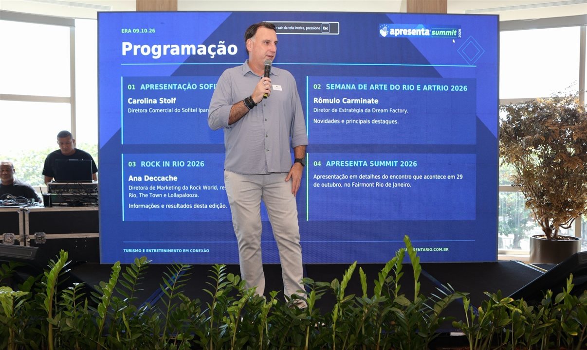 O diretor-presidente do Apresenta, Pedro Guimarães, mostra a programação do evento para os associados da instituição