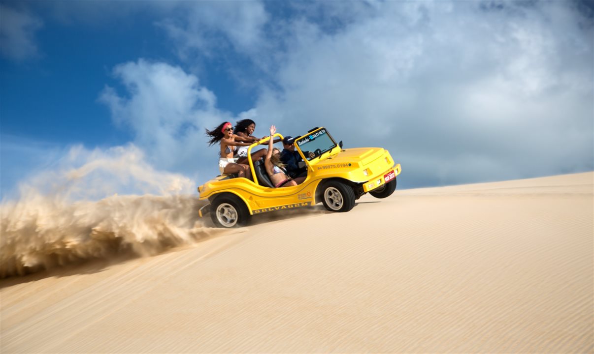 Passeio de buggy pelas famosas dunas de Genipabu