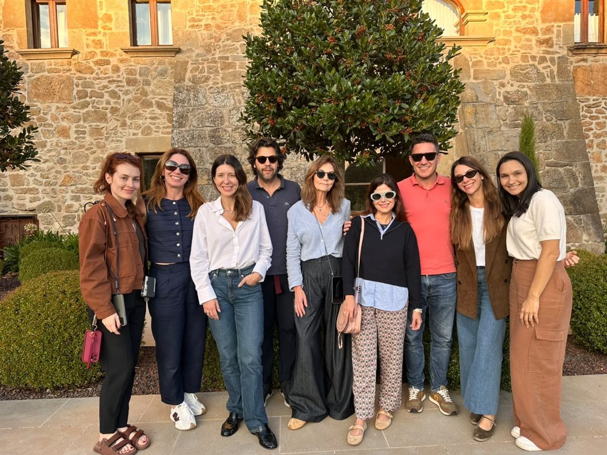 Participantes do Casar na Espanha 2026: Ana Clara Ruffato (Love Escapes/CZ), Veri Antonelli, Georgia Nog (Toda de Branco), Tiago Pacheco (Love Escapes/CZ), Elvira Viedma (Turismo da Espanha), Ana Lauand Assessoria, Jordi Solé (Turismo da Catalunha), Luiza Vegini (Favola Events) e Manu Helena (Fica Assessoria)