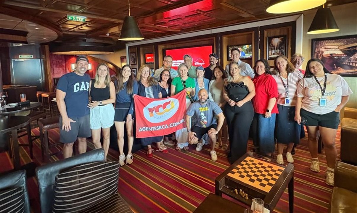 13 agentes de viagens brasileiros, acompanhados de seus familiares, participaram de um cruzeiro de três noites a bordo do Disney Dream