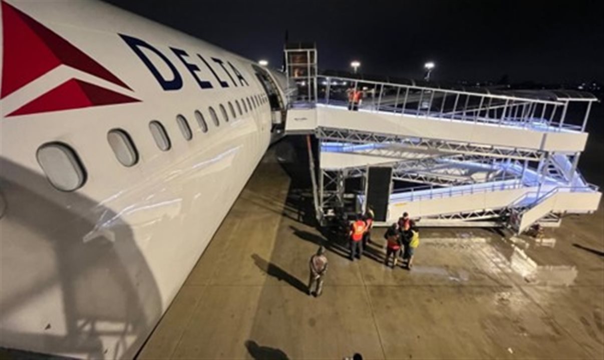Ao substituir as escadas por uma rampa, o equipamento cria um percurso mais contínuo até o avião para pessoas com mobilidade reduzida