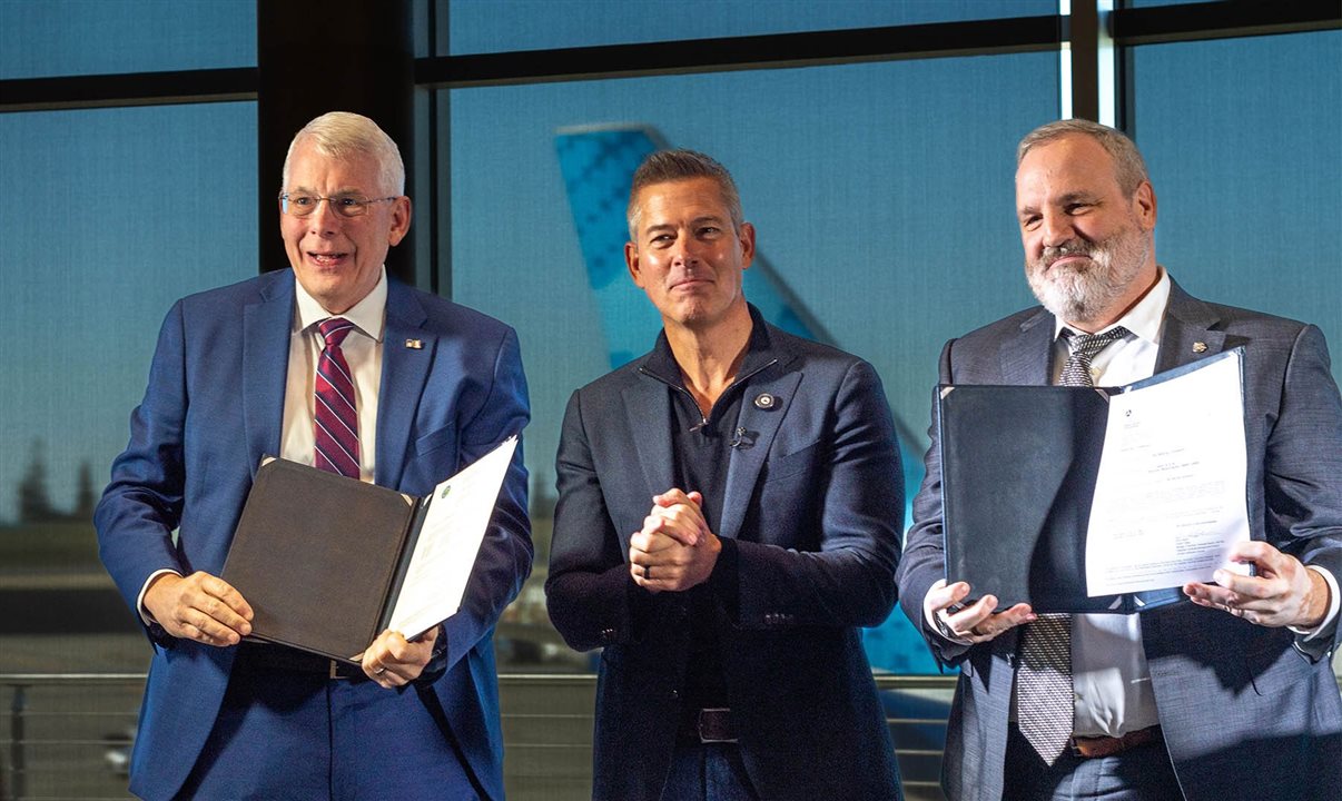 Sean Duffy, da FAA, entrega os documentos de certificação a Jim Williams e a Chris Payne, da Boeing