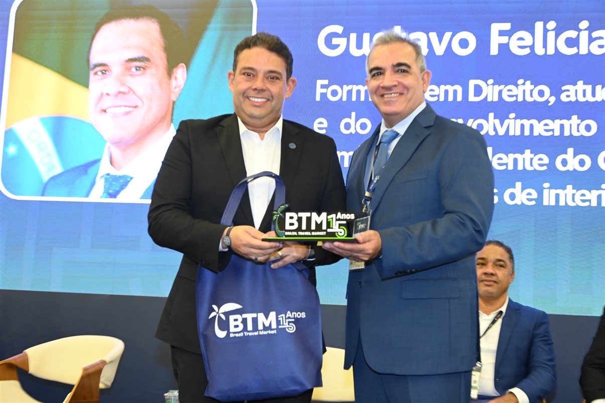 Delano Tavares, do MTur, recebe prêmio de Bruno Mesquita, da BBC Eventos, em nome do ministro Gustavo Feliciano