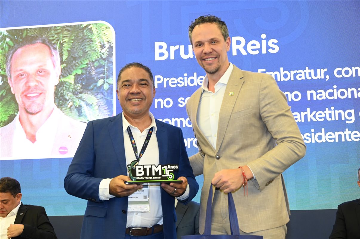 Bruno Reis, da Embratur, também foi reconhecido e recebe o prêmio de Claudio Junior, da BBC Eventos