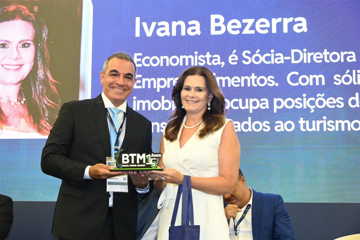 Ivana Bezerra Rangel recebe o prêmio de Breno Mesquita, da BBC Eventos