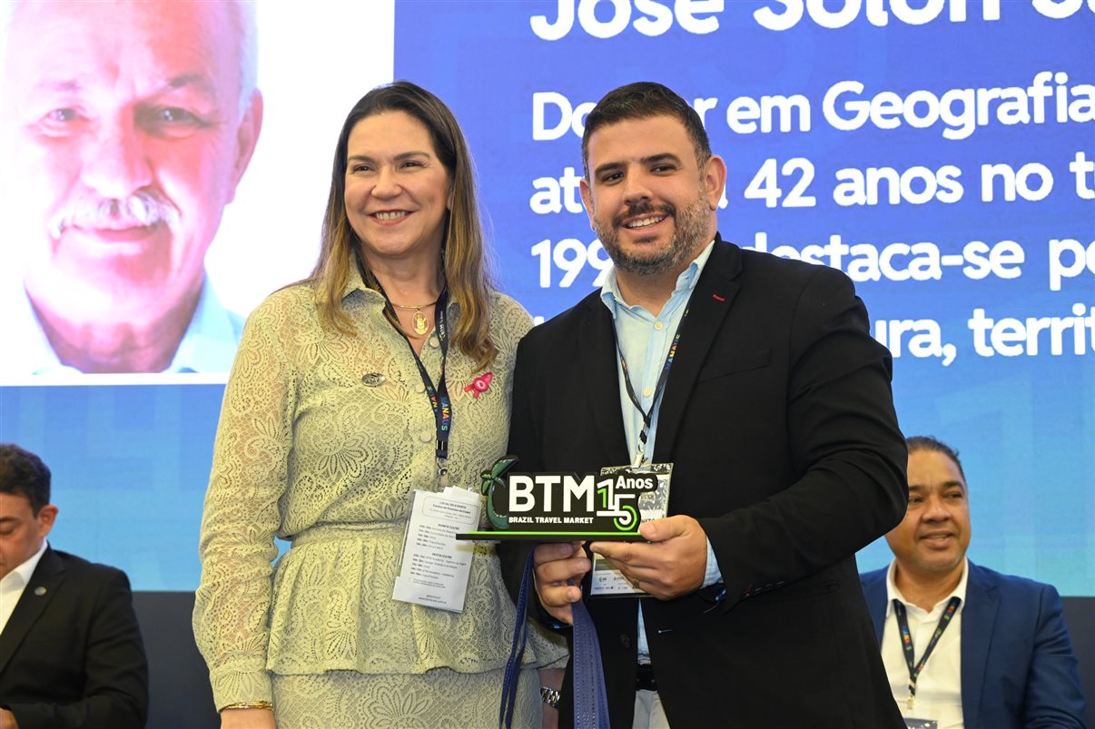 Solon Farias Neto recebe prêmio entregue por Marcia Pinheiro, da Abav-CE. Reconhecimento foi dedicado a José Solon Sales e Silva