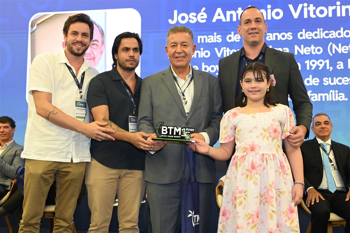 Alexandre Sampaio, da FBHA, entrega prêmio a José Antônio Vitorino Lima Neto (in memoriam), recebido por Pablo Grangeiro, Lucas Grangeiro e Diego Grangeiro