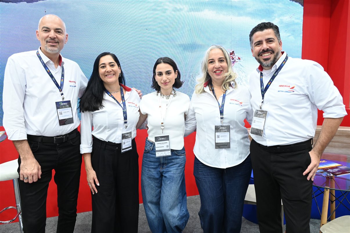 Larissa Galanos, da Turespaña, entre Luciano Cardoso, Alexandra Coelho, Simone Monteiro e Raphael de Lucca, da Iberia