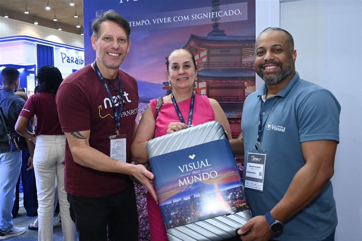 Sandra Luna, da Wee Travel, ganhou a mala no sorteio da Visual Turismo. Na foto, ela está com Mauricio Anias, da Visual Turismo, e Ricardo Sidaras, da PANROTAS