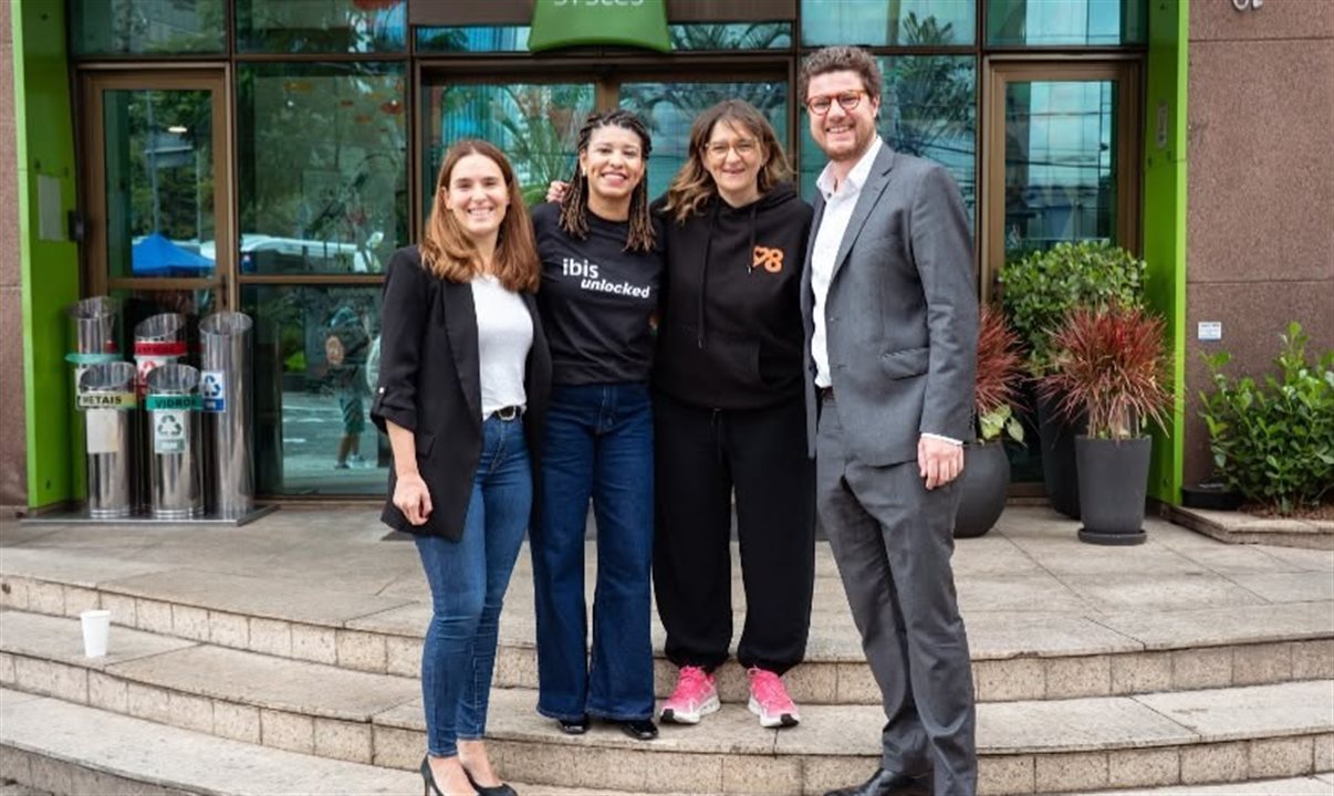 Raphaelle Chiapolino, vice-presidente global da Marca ibis; Laís Souza, gerente de Diversidade e Inclusão da Accor; Fayza Lamari, presidente da Inspired By KM; e Jacques De Laboulaye, vice-presidente Heartist Solidarity da Accor